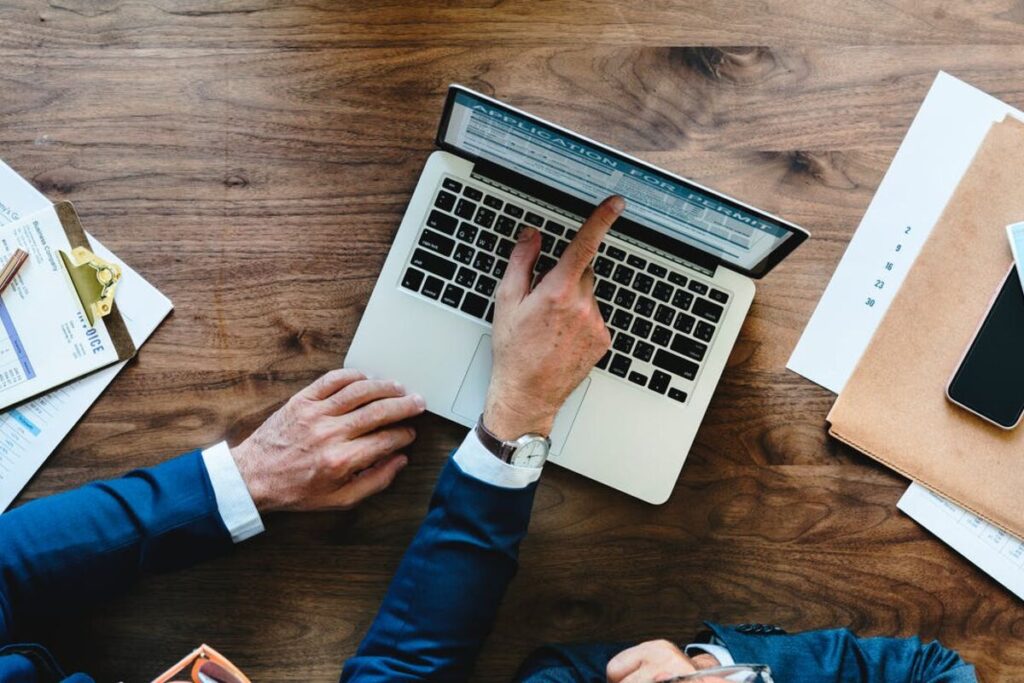 Business professionals working on laptops to earn money online