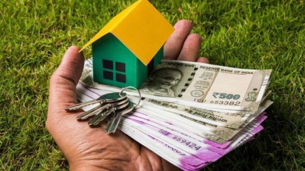 Home buying concept showing house keys and cash after RBI repo rate cut.
